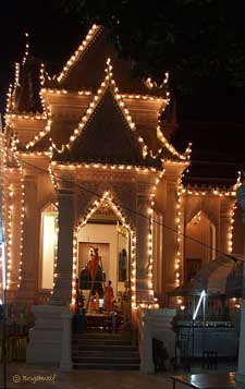 templo iluminado en Nakhon Pathom